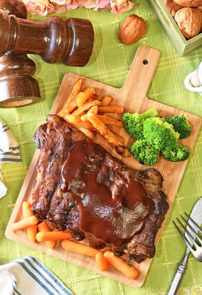 Gegrillte Und Geräucherte Schweinerippchen Mit Grillsoße Auf Einem Holzbrett — Stockfoto