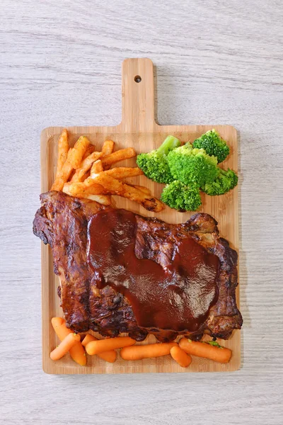 Costillas Cerdo Asadas Ahumadas Con Salsa Barbacoa Una Tabla Madera — Foto de Stock