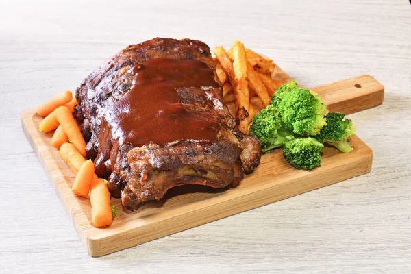 Costillas Cerdo Asadas Ahumadas Con Salsa Barbacoa Una Tabla Madera — Foto de Stock