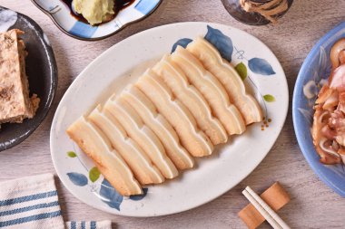 Taze tütsülenmiş köpekbalığı tabağında