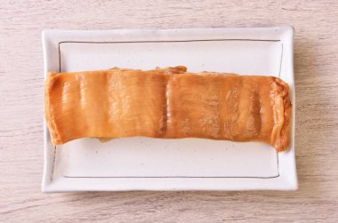 Taze tütsülenmiş köpekbalığı tabağında