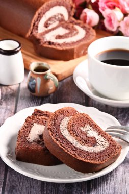 Tabağa bir dilim çikolatalı kek.      