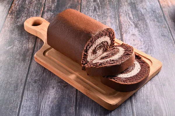 Torta Rollo Chocolate Tabla Cortar Madera — Foto de Stock