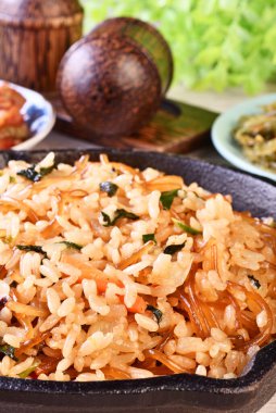 Japon pilavı dökme demir tavada.