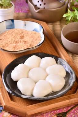 Masanın üzerine fıstık tozu serpiştirilmiş Tayvan tarzı mochi.                                                               