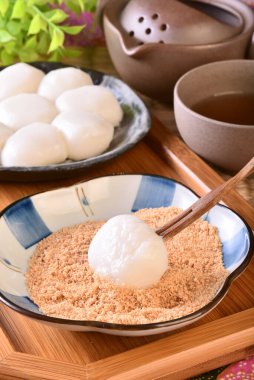 Masanın üzerine fıstık tozu serpiştirilmiş Tayvan tarzı mochi.                                                               