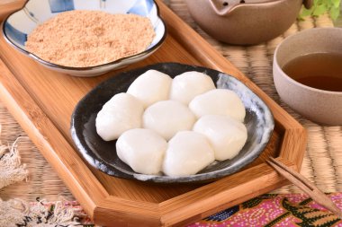 Masanın üzerine fıstık tozu serpiştirilmiş Tayvan tarzı mochi.                                                               