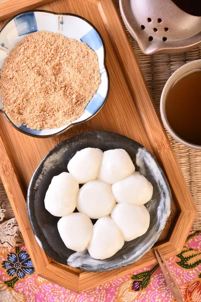 Masanın Üzerine Fıstık Tozu Serpiştirilmiş Tayvan Tarzı Mochi — Stok fotoğraf