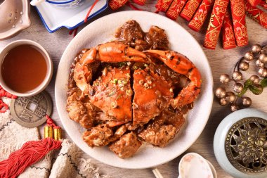 Pirinçli sotelenmiş yengeç yeni yıl için hazırlandı.      