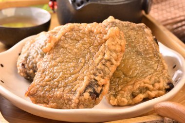 Tabakta siyah glutinous pirinç keki