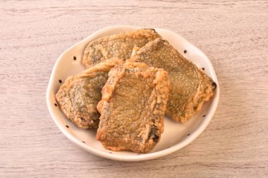 Tabakta siyah glutinous pirinç keki