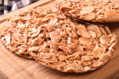 Tahta tepside yuvarlak bademli bisküviler 