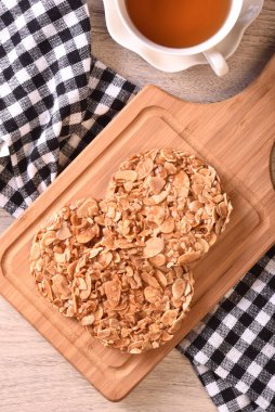 Tahta tepside yuvarlak bademli bisküviler 