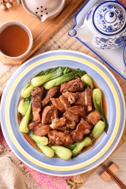 Wuxi tarzı domuz pirzolası popüler bir Çin yemeği.   