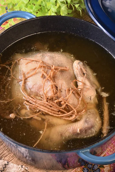 Sopa Frango Ginseng Panela Ferro Fundido — Fotografia de Stock