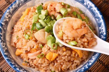 Tayvan geleneksel yemekleri - kızarmış deniz ürünleri pilavı