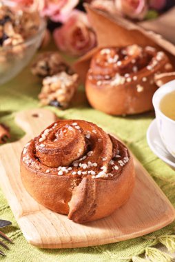 Taze pişmiş tarçınlı rulo pudra şekerli.