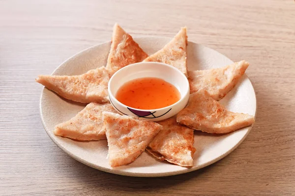 Pastel Camarones Forma Luna Frita Con Salsa Sobre Mesa Madera —  Fotos de Stock