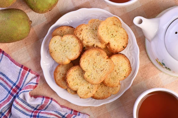 Rusks Redondos Con Sabor Salsa Pesto Plato Blanco — Foto de Stock