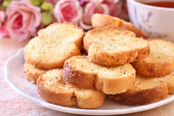 Runda Skorpor Med Pesto Sås Smak Vit Platta — Stockfoto