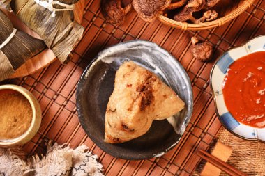 Çin geleneği yemeği - haşlanmış pirinç köftesi.