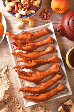 Bir tabakta marine edilmiş tavuk ayağı.