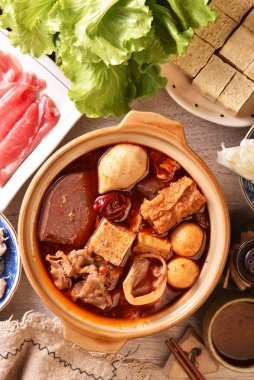 Domuz eti, tofu, mantar ve yeşil yapraklı kişisel baharatlı güveç. 