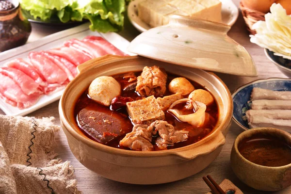Panela Quente Picante Pessoal Com Carne Porco Tofu Cogumelos Folhas — Fotografia de Stock