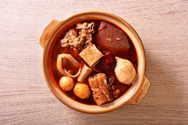 Persönlicher Würziger Hot Pot Mit Schweinefleisch Tofu Pilzen Und Grünen — Stockfoto