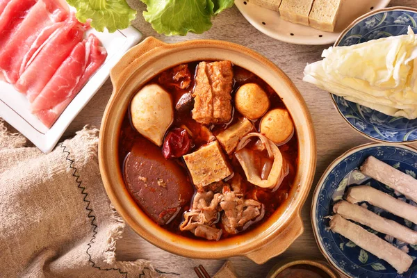 Persoonlijke Kruidige Hete Pot Met Varkensvlees Tofu Champignons Groene Bladeren — Stockfoto