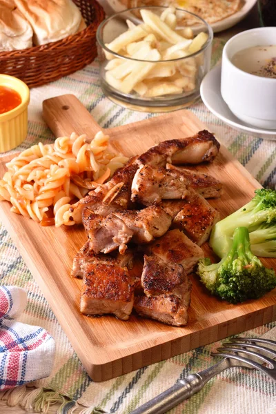 Chuleta Cerdo Sin Hueso Parrilla Sobre Tabla Madera — Foto de Stock