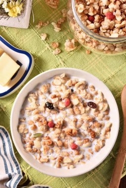 Kavanozda süt ile meyveli granola.  