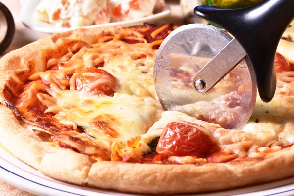 Zblízka Krájení Margherita Pizza Rajčaty Sýrem — Stock fotografie