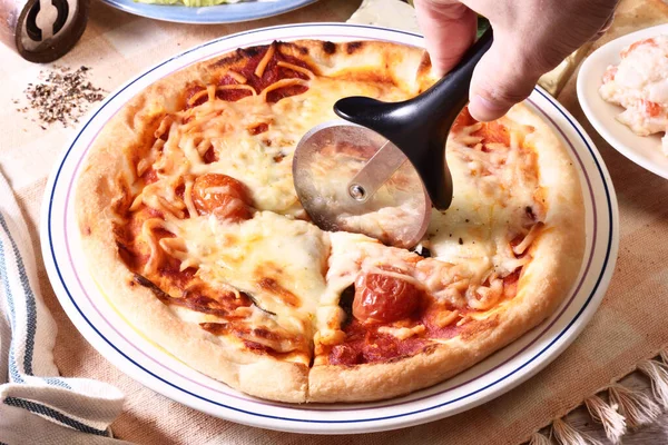 Close Cutting Margherita Pizza Tomatoes Cheese — Stock Photo, Image