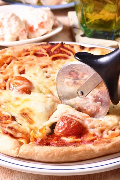 Zblízka Krájení Margherita Pizza Rajčaty Sýrem — Stock fotografie