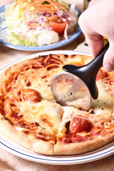 Zblízka Krájení Margherita Pizza Rajčaty Sýrem — Stock fotografie