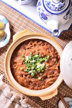 Karıncalar ağaca tırmanıyor. Klasik bir Sichuan yemeği.