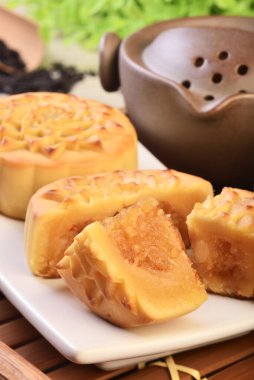 Tabakta ananaslı ay çöreği 