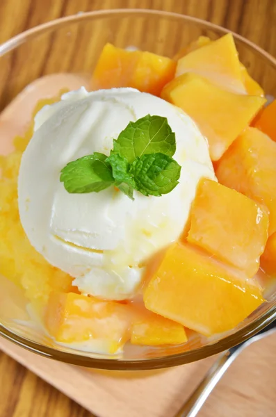Cuchara de helado con mango fresco . —  Fotos de Stock