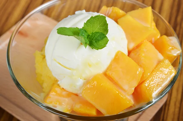 Cuchara de helado con mango fresco . —  Fotos de Stock