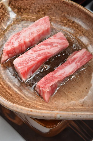 Carne assada em placa de barro — Fotografia de Stock
