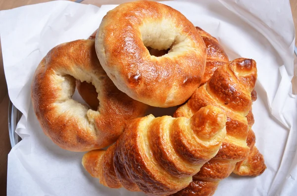 Rohlíky a croissanty — Stock fotografie