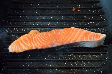 Kızarmış som balığı