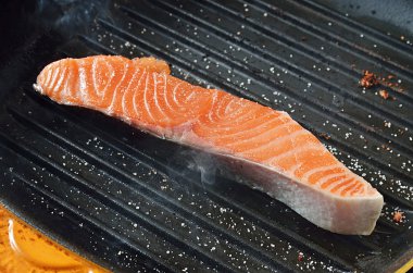 Kızarmış som balığı