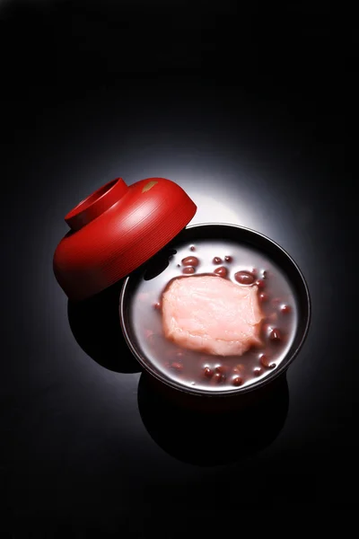 Sopa doce de feijão vermelho com mochi . — Fotografia de Stock