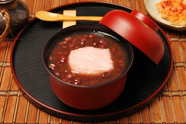 Rote Bohnen süße Suppe mit Mochi. — Stockfoto