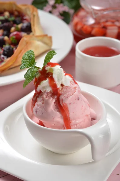 Gelato alla fragola — Foto Stock