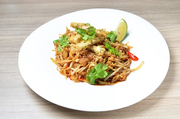 Macarrão de arroz frito estilo tailandês — Fotografia de Stock