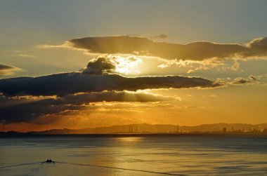 Denizde gün doğumu