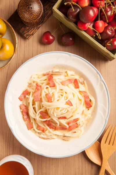 Spaghetti au bacon et sauce à la crème — Photo